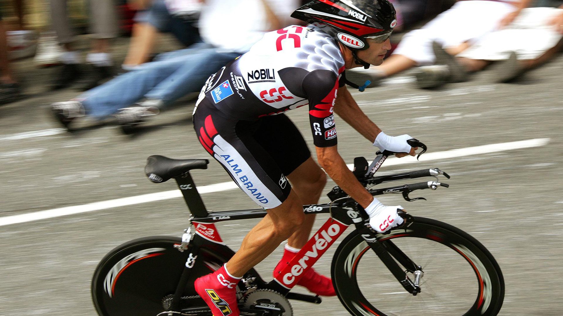 “亚戈·卡尔曼的领袖作用，推动美洲狮队在全球橄榄球赛场中突围”